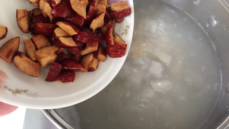 桂花芋艿红枣羹,芋艿汤烧开后转小火煮个5分钟左右，把红枣倒入，盖上锅盖继续煮5分钟左右