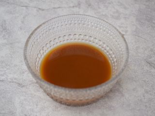 酱汁杏鲍菇,酱汁材料放入碗中调成酱汁备用