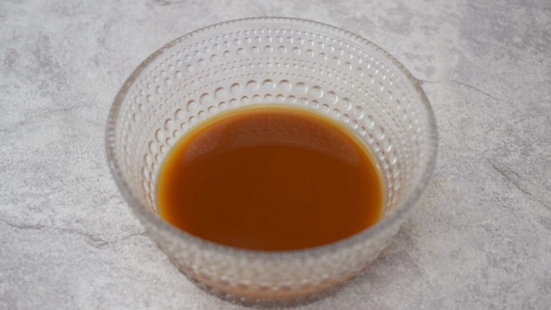 酱汁杏鲍菇,酱汁材料放入碗中调成酱汁备用