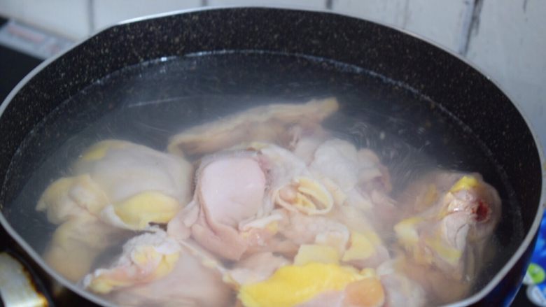 竹荪鸡汤,冷水下锅放入鸡肉