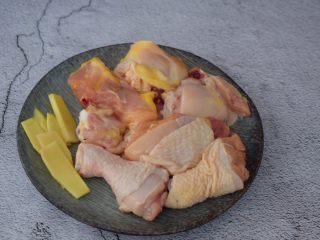 竹荪鸡汤,鸡肉洗净沥干水分，姜切片