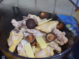 竹荪鸡汤,把鸡肉、香菇、姜片放入锅中
