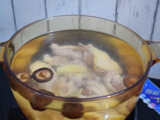 竹荪鸡汤,一次性加足清水