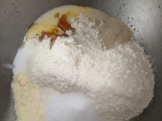 南瓜红豆吐司,把除黄油外的材料放入厨师机，牛奶预留一些不要全部加入，进行揉面，两个程序后再加入黄油继续揉面。
