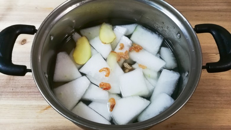 海米紫菜冬瓜汤,放入姜片，海米和泡的水一起放入锅中