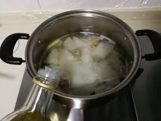 海米紫菜冬瓜汤,烧开转小火烧至冬瓜半透明就是熟了，放入一小勺盐，滴几滴麻油