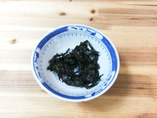 海米紫菜冬瓜汤,紫菜撕碎