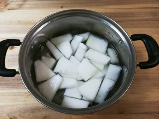 海米紫菜冬瓜汤,冬瓜放入锅中，放入适量清水