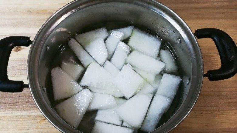 海米紫菜冬瓜汤,冬瓜放入锅中，放入适量清水