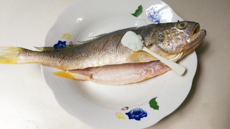 清蒸大黄鱼,放一小勺盐，均匀涂抹黄鱼表面和鱼肚里面