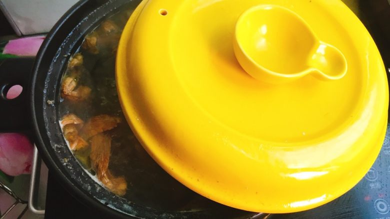 立秋煲汤+双菇目鱼老鸭汤,继续煲30分钟左右