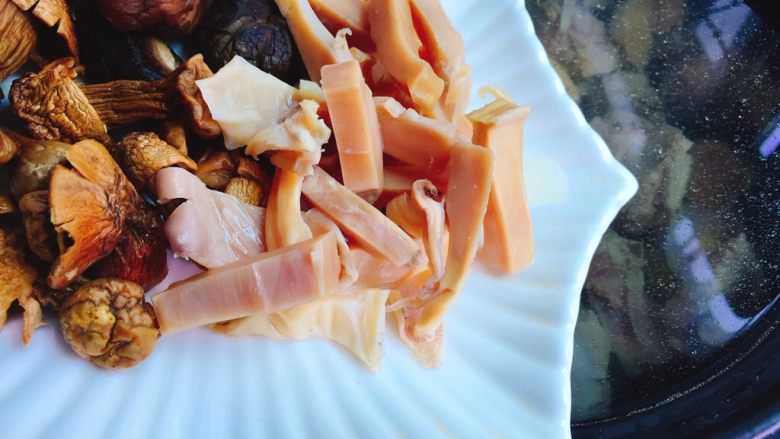 立秋煲汤+双菇目鱼老鸭汤,加入泡发好的目鱼干，香菇，姬松茸