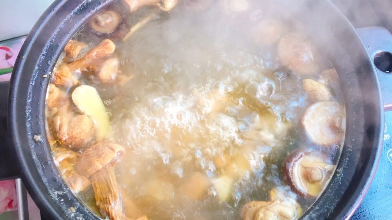 立秋煲汤+双菇目鱼老鸭汤,煮开后转小火