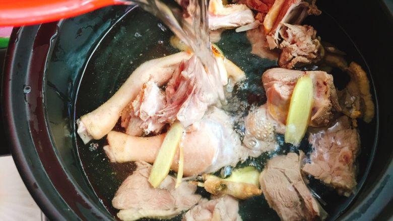 立秋煲汤+双菇目鱼老鸭汤,注入清水