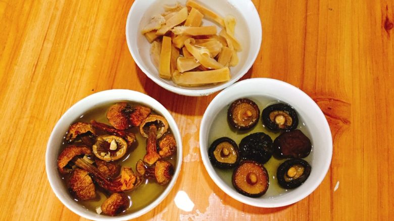 立秋煲汤+双菇目鱼老鸭汤,将姬松茸，干香菇，目鱼提前泡发