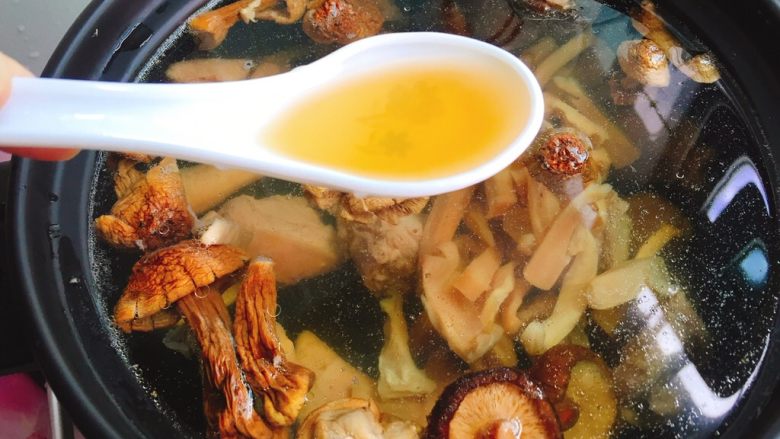 立秋煲汤+双菇目鱼老鸭汤,加入福州的青红酒