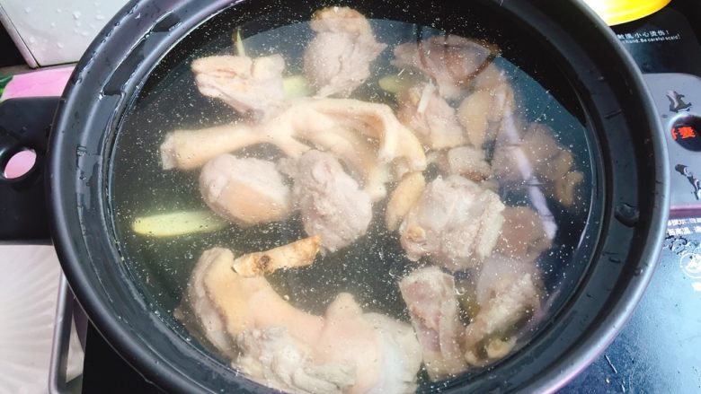 立秋煲汤+双菇目鱼老鸭汤,要加足够的水，中途不能加水