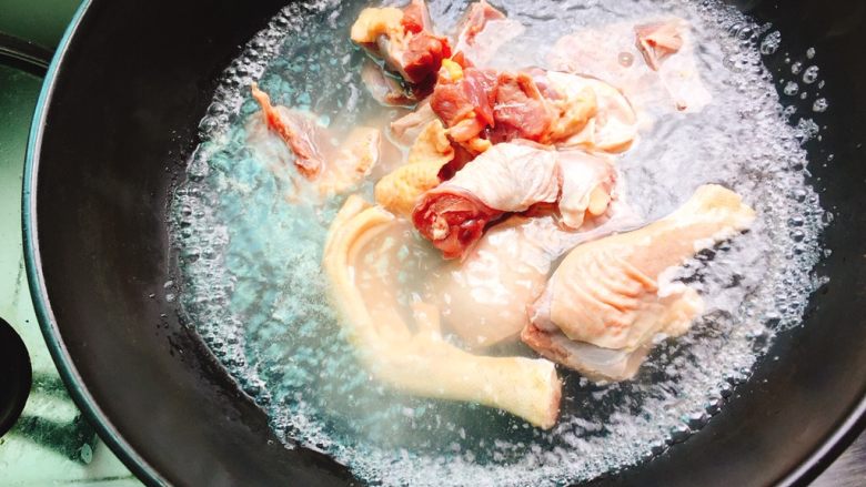 立秋煲汤+双菇目鱼老鸭汤,倒入鸭肉煮沸，漂去浮沫。