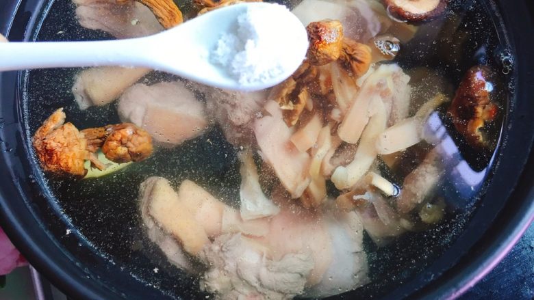 立秋煲汤+双菇目鱼老鸭汤,加入适量盐