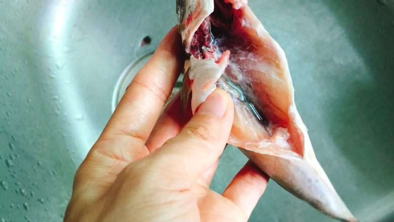 香煎鳀鱼,用剪刀剪刀去除内脏等冲洗干净