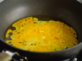 赛螃蟹,锅中再倒入少许油，倒入蛋黄液