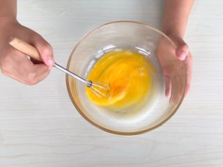 宝宝磨牙棒,一个鸡蛋去壳称重53g，鸡蛋打散，搅拌均匀