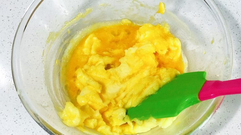 浅湘食光&酥皮菠萝包,加入全蛋液继续拌匀
