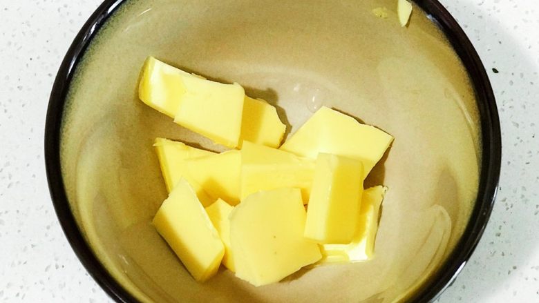 浅湘食光&酥皮菠萝包,加入黄油，揉至出摸