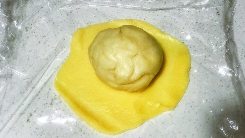 浅湘食光&酥皮菠萝包,将面团放在酥皮上