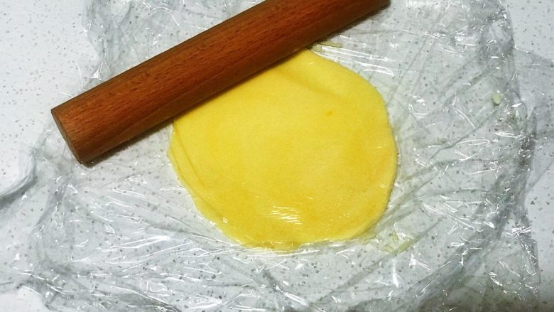 浅湘食光&酥皮菠萝包,酥皮擀均，撕开面上保鲜膜