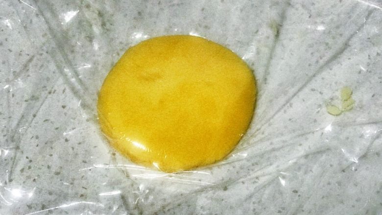 浅湘食光&酥皮菠萝包,取出酥皮陷，取26g放于保鲜膜上，再盖保鲜膜