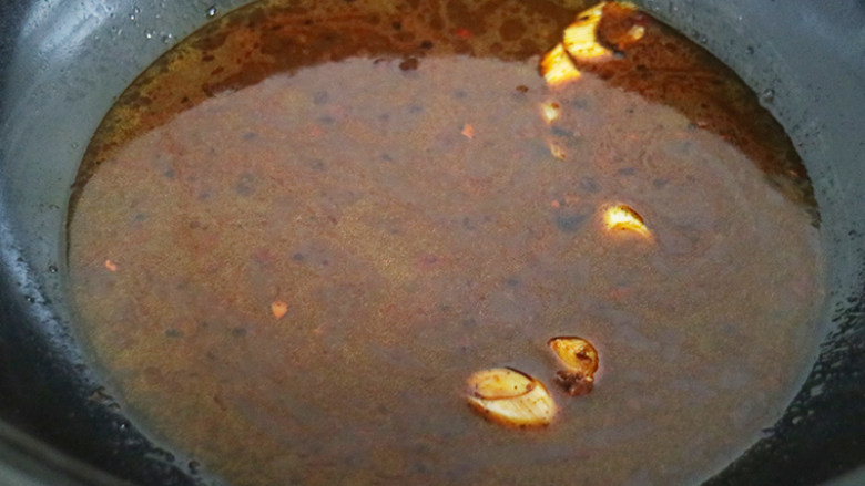 香辣年糕片,将炒锅大火烧热放入油至七成热，放入辣酱的汤汁翻滚炒均匀，再往锅中倒入开水。