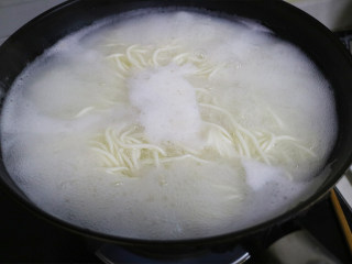 凉拌面,煮面条:将面条放入沸水中煮熟后捞出。