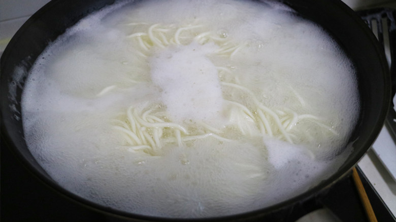 凉拌面,煮面条:将面条放入沸水中煮熟后捞出。