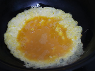 凉拌面,将鸡蛋用手动打蛋器打散，平底锅内放入少许油,倒入蛋液,转动平底锅,再用筷子不停的搅拌直至鸡蛋成丁状。