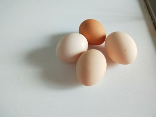 新文美食  韭菜鸡蛋包子,鸡蛋四个打入碗中搅拌均匀。