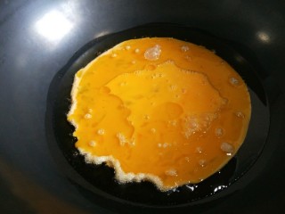 新文美食  韭菜鸡蛋包子,在倒入蛋液。