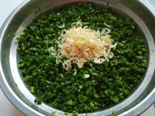 新文美食  韭菜鸡蛋包子,切好的韭菜放入盆中，加入适量虾皮。