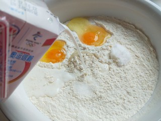 新文美食  韭菜鸡蛋包子,鸡蛋两个，用一盒牛奶合成面团。