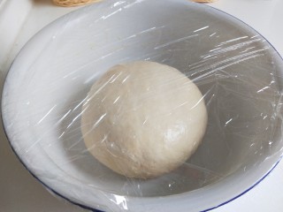 新文美食  韭菜鸡蛋包子,封上保鲜膜等着发起。