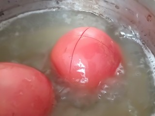 番茄炒蛋,加入开水锅内煮一下