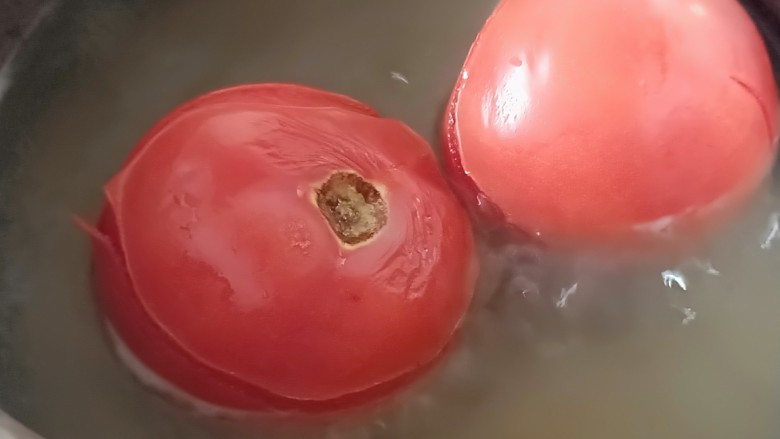 番茄炒蛋,表皮翻卷就把柿子捞起