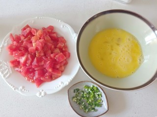 番茄炒蛋,改刀为均匀的块状，鸡蛋打入碗中搅拌均匀