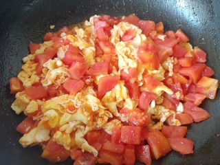 番茄炒蛋,两者炒均匀，柿子变软，加入适合自己口味的盐巴