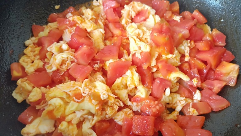 番茄炒蛋,两者炒均匀，柿子变软，加入适合自己口味的盐巴