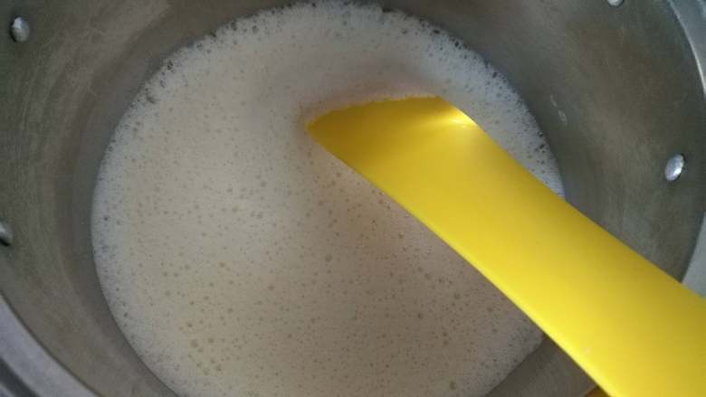 奶油葡萄干雪糕,牛奶加入30克糖、1克盐放入奶锅，开小火加热，边加热边不停搅动，使之受热均匀避免糊底。注意必须要小火。至牛奶微沸，变得有些浓稠，关火晾凉备用。