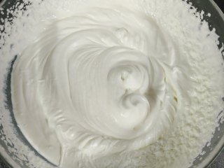 奶油葡萄干雪糕,牛奶晾透后，从冰箱中取出淡奶油，加10克砂糖，搅打至7分发，也就是出现明显纹路即可