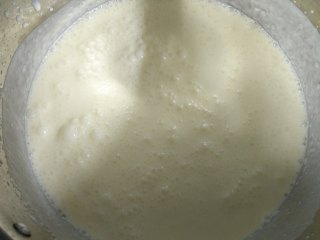 奶油葡萄干雪糕,晾凉的牛奶缓缓倒入打发好的淡奶油里搅拌均匀