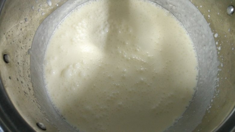 奶油葡萄干雪糕,晾凉的牛奶缓缓倒入打发好的淡奶油里搅拌均匀