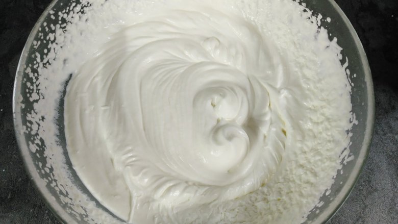  奶油可可燕麦片雪糕,蛋奶糊充分晾透后，从冰箱中取出淡奶油，加10克砂糖，搅打至7分发，也就是出现明显纹路即可		
